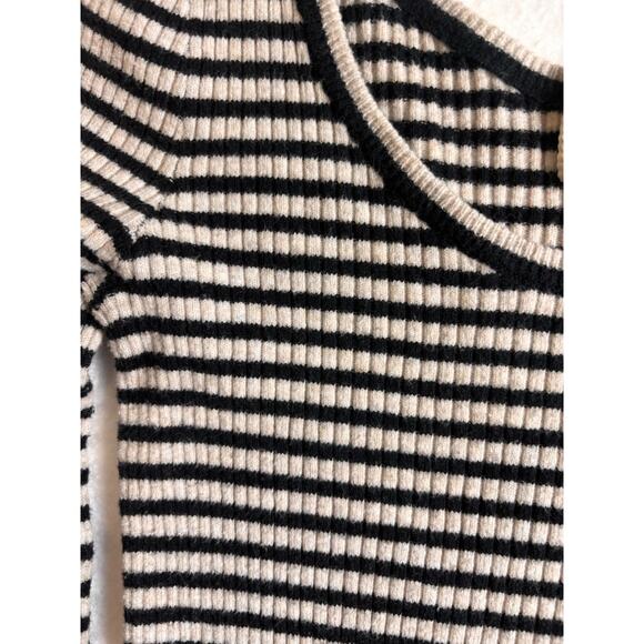 Universal Thread women's S t-shirt black & white stripe scop neck long sleeves - Picture 2 of 7